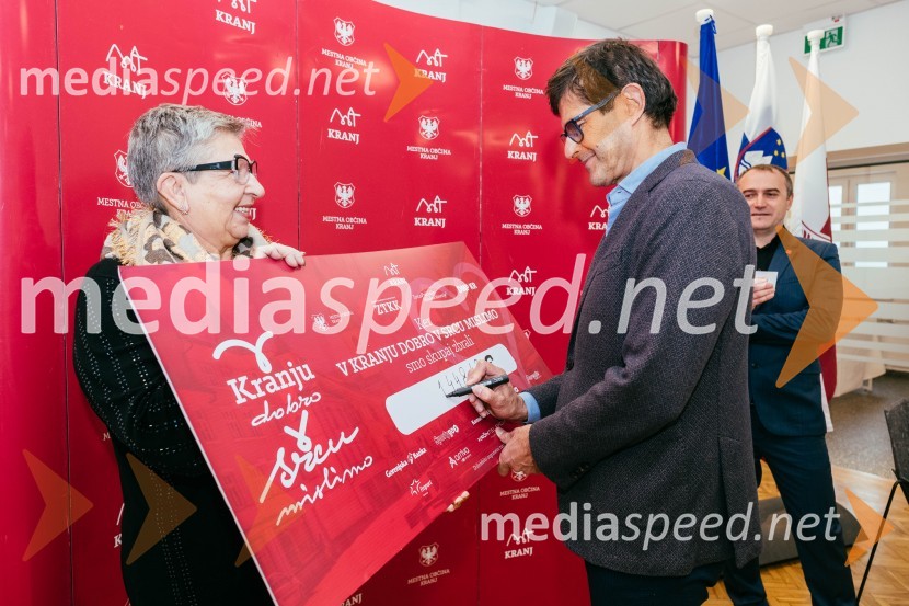  Breda Krašna, generalna sekretarka, Zveza prijateljev mladine Slovenije;  Matjaž Rakovec, župan Mestne občine KranjV Kranju dobro v srcu mislimo, zaključek dobrodelne akcije