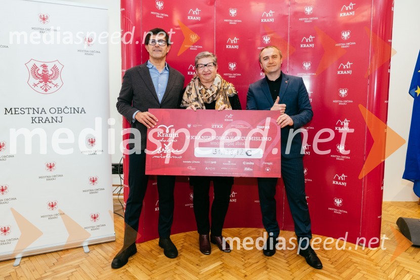  Matjaž Rakovec, župan Mestne občine Kranj;  Breda Krašna, generalna sekretarka, Zveza prijateljev mladine Slovenije;  Klemen Malovrh, direktor, Zavod za turizem KranjV Kranju dobro v srcu mislimo, zaključek dobrodelne akcije