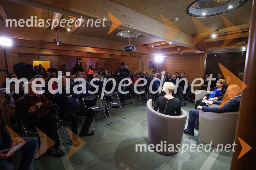  Petra Juvančič, izvršna direktorica, Združenje Manager; mag. Sabina Sobočan, direktorica, Varis Lendava d.d.;  Blaž Brodnjak, predsednik uprave NLB, Manager leta 2022Iskrivo v živo: Pogovor med managerjema leta 2022 Blažem Brodnjakom in Sabino Sobočan