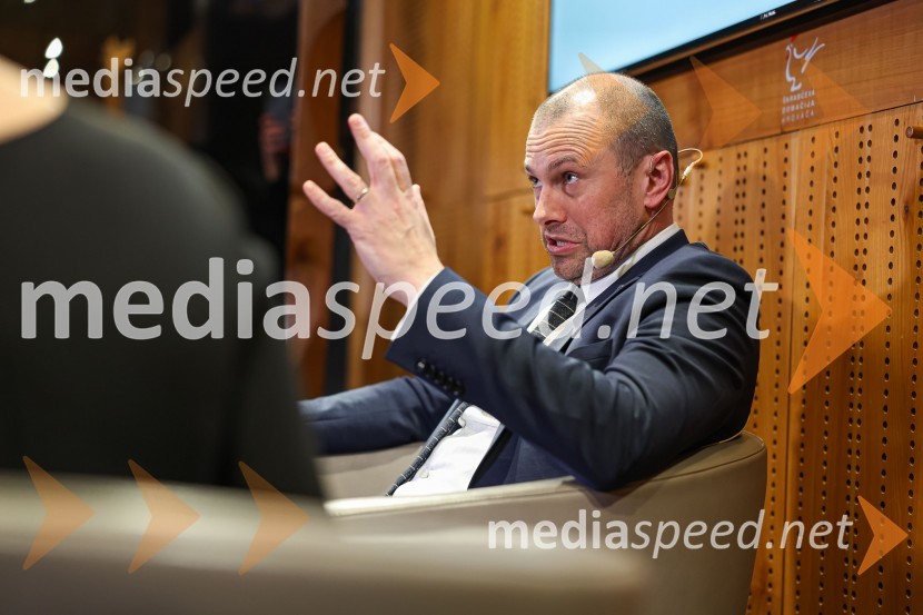  Blaž Brodnjak, predsednik uprave NLB, Manager leta 2022Iskrivo v živo: Pogovor med managerjema leta 2022 Blažem Brodnjakom in Sabino Sobočan