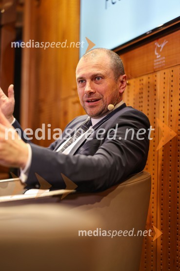  Blaž Brodnjak, predsednik uprave NLB, Manager leta 2022Iskrivo v živo: Pogovor med managerjema leta 2022 Blažem Brodnjakom in Sabino Sobočan