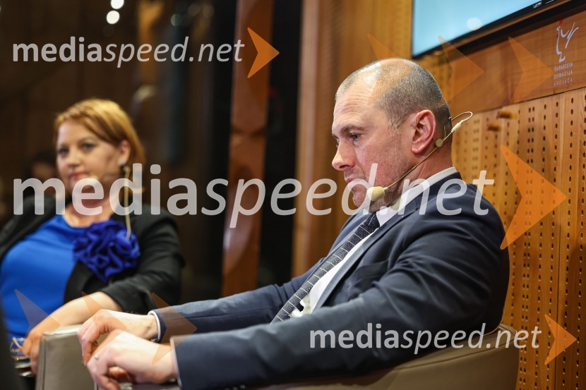  Blaž Brodnjak, predsednik uprave NLB, Manager leta 2022Iskrivo v živo: Pogovor med managerjema leta 2022 Blažem Brodnjakom in Sabino Sobočan