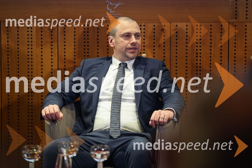  Blaž Brodnjak, predsednik uprave NLB, Manager leta 2022Iskrivo v živo: Pogovor med managerjema leta 2022 Blažem Brodnjakom in Sabino Sobočan