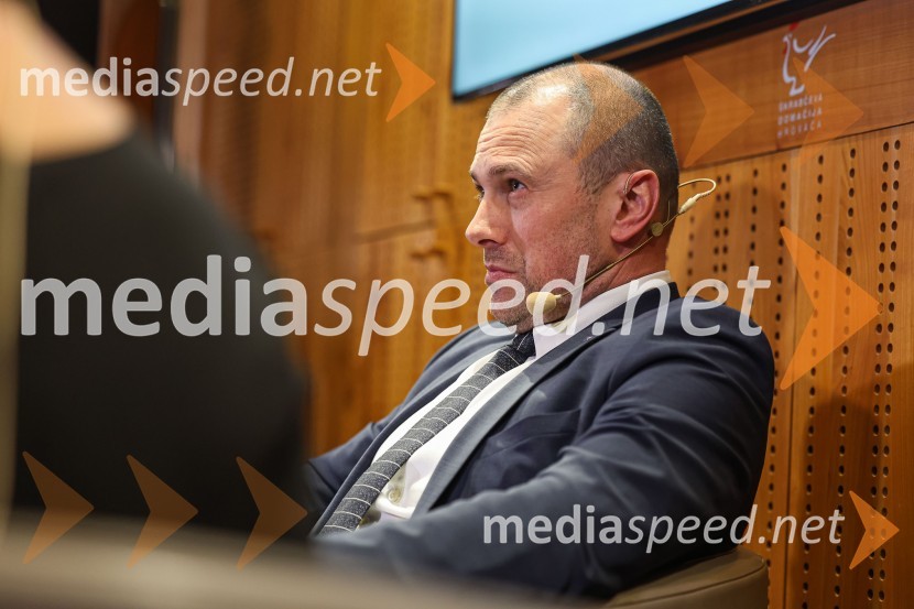  Blaž Brodnjak, predsednik uprave NLB, Manager leta 2022Iskrivo v živo: Pogovor med managerjema leta 2022 Blažem Brodnjakom in Sabino Sobočan