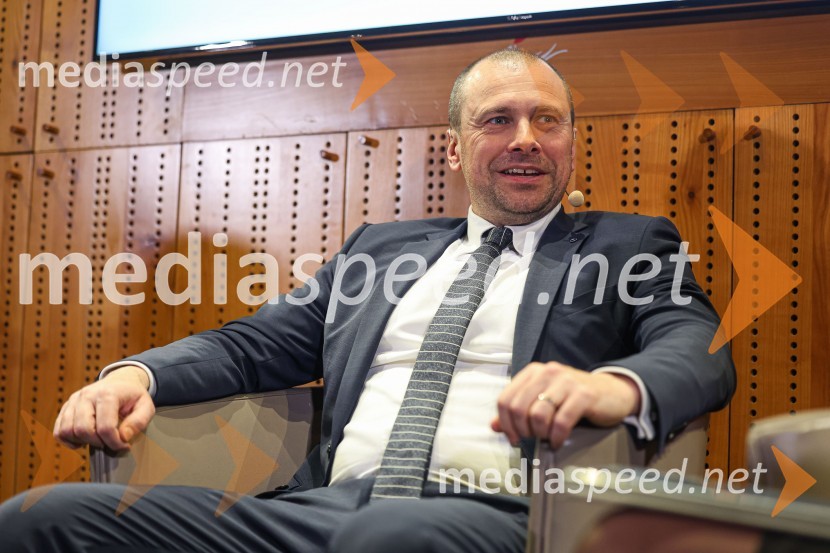  Blaž Brodnjak, predsednik uprave NLB, Manager leta 2022Iskrivo v živo: Pogovor med managerjema leta 2022 Blažem Brodnjakom in Sabino Sobočan