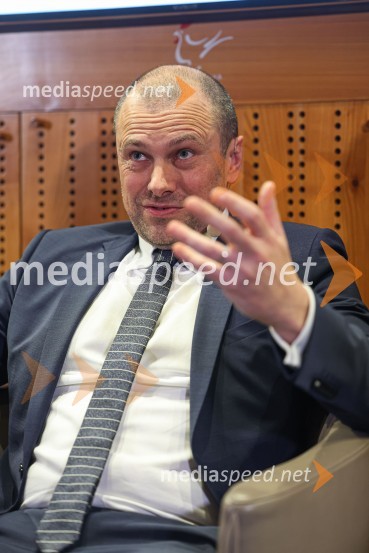  Blaž Brodnjak, predsednik uprave NLB, Manager leta 2022Iskrivo v živo: Pogovor med managerjema leta 2022 Blažem Brodnjakom in Sabino Sobočan