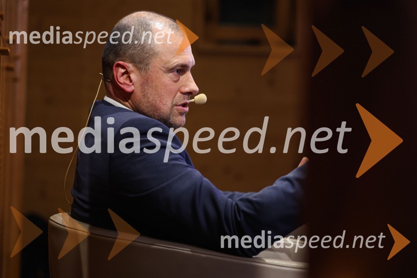  Blaž Brodnjak, predsednik uprave NLB, Manager leta 2022Iskrivo v živo: Pogovor med managerjema leta 2022 Blažem Brodnjakom in Sabino Sobočan