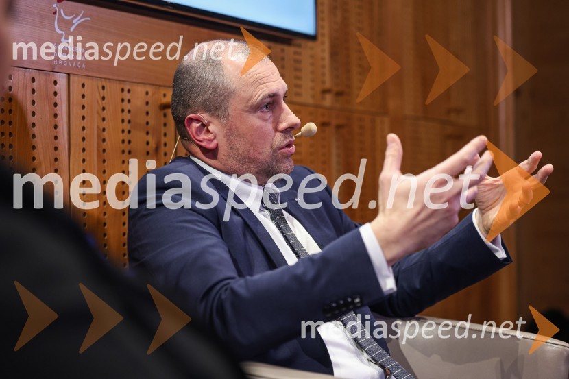  Blaž Brodnjak, predsednik uprave NLB, Manager leta 2022Iskrivo v živo: Pogovor med managerjema leta 2022 Blažem Brodnjakom in Sabino Sobočan