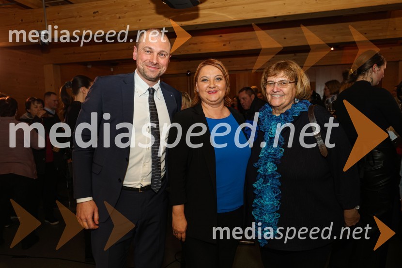  Blaž Brodnjak, predsednik uprave NLB, Manager leta 2022; mag. Sabina Sobočan, direktorica, Varis Lendava d.d.; red. prof. dr.  Metka  Tekavčič, dekanja Ekonomske fakultete Univerze v LjubljaniIskrivo v živo: Pogovor med managerjema leta 2022 Blažem Brodnjakom in Sabino Sobočan