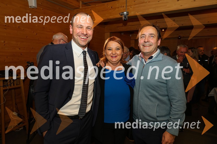  Blaž Brodnjak, predsednik uprave NLB, Manager leta 2022; mag. Sabina Sobočan, direktorica, Varis Lendava d.d.;  Marko Čuš, vodja komerciale in vodja prodaje gotovih kopalni-domači trg Varsi d.d.Iskrivo v živo: Pogovor med managerjema leta 2022 Blažem Brodnjakom in Sabino Sobočan