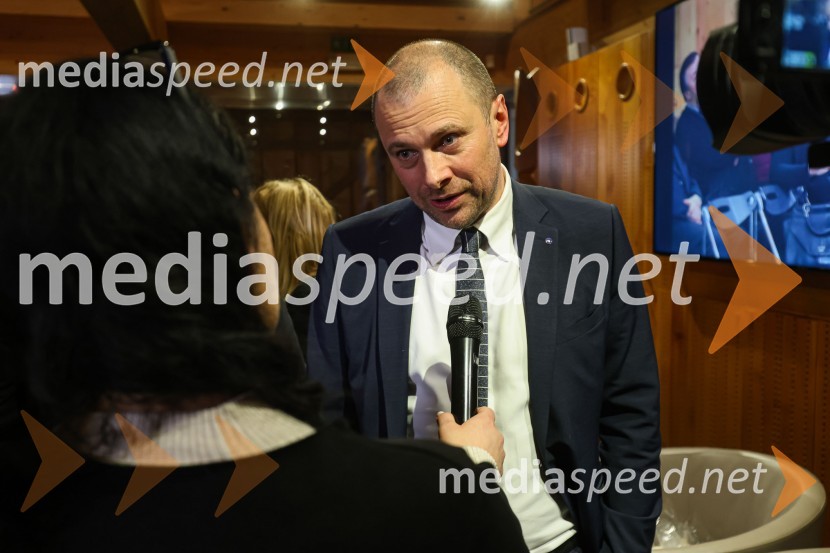  Blaž Brodnjak, predsednik uprave NLB, Manager leta 2022Iskrivo v živo: Pogovor med managerjema leta 2022 Blažem Brodnjakom in Sabino Sobočan