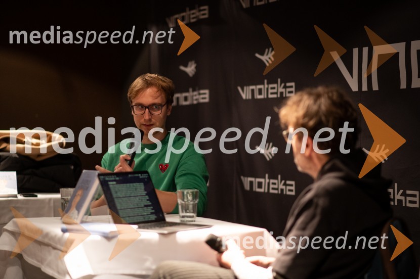  David Zupančič, specializant infektologije, pisatelj in spletni vplivnežSrečanje z Davidom Zupančičem, avtorjem knjige Življenje v sivi coni