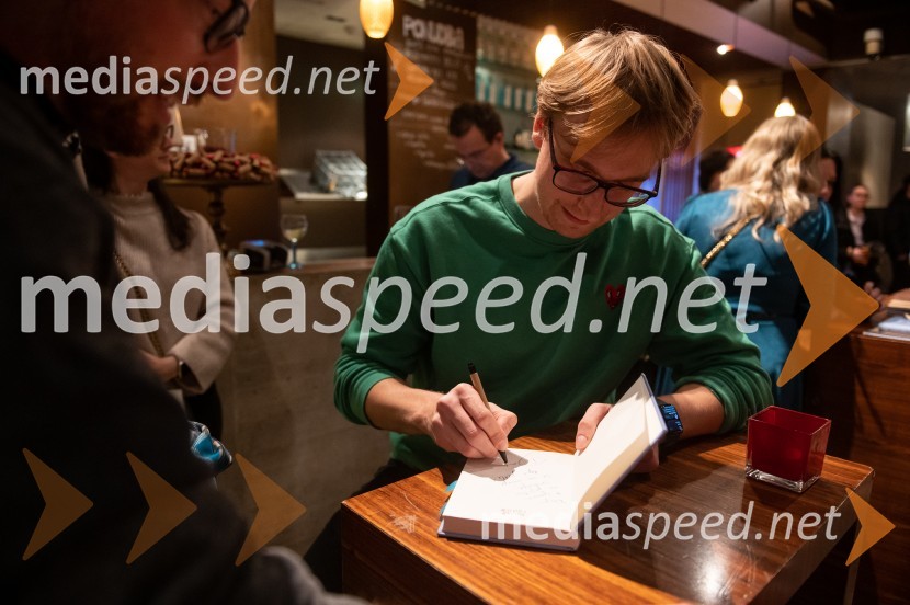  David Zupančič, specializant infektologije, pisatelj in spletni vplivnežSrečanje z Davidom Zupančičem, avtorjem knjige Življenje v sivi coni