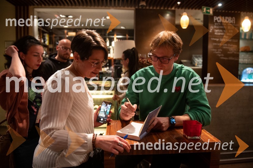  ... ;  David Zupančič, specializant infektologije, pisatelj in spletni vplivnežSrečanje z Davidom Zupančičem, avtorjem knjige Življenje v sivi coni