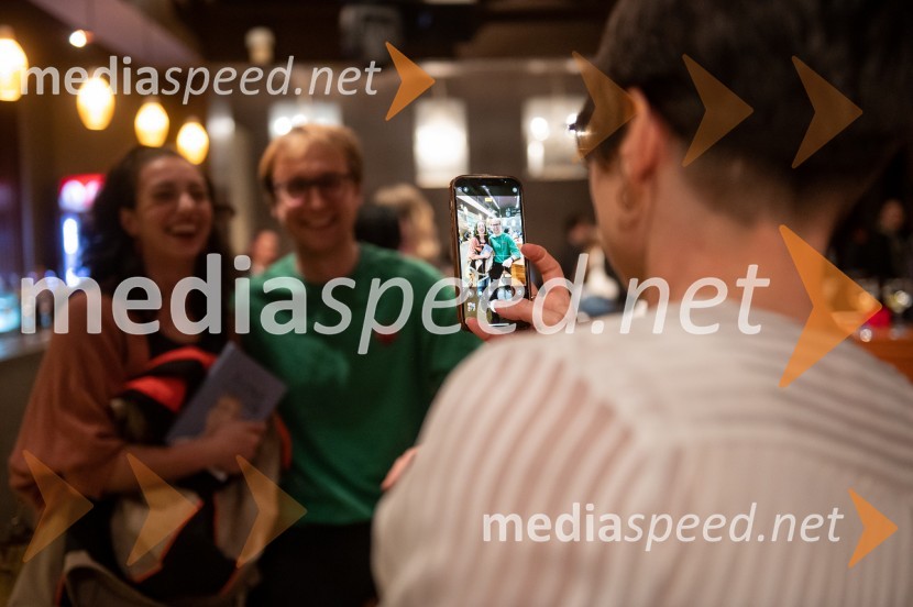  ... ;  David Zupančič, specializant infektologije, pisatelj in spletni vplivnežSrečanje z Davidom Zupančičem, avtorjem knjige Življenje v sivi coni