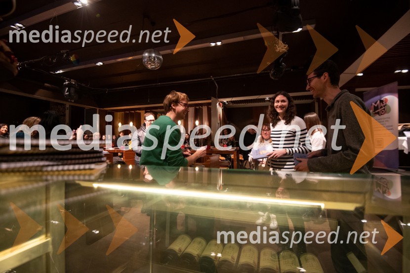  David Zupančič, specializant infektologije, pisatelj in spletni vplivnež;  ... ;  ... Srečanje z Davidom Zupančičem, avtorjem knjige Življenje v sivi coni