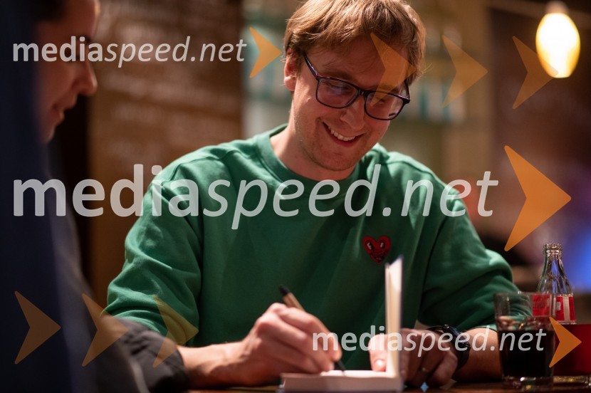  David Zupančič, specializant infektologije, pisatelj in spletni vplivnežSrečanje z Davidom Zupančičem, avtorjem knjige Življenje v sivi coni