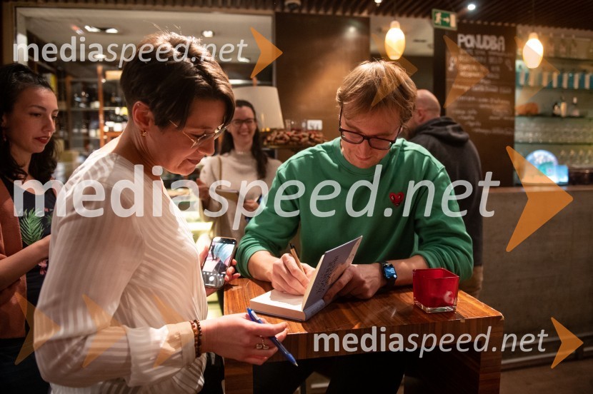  ... ;  David Zupančič, specializant infektologije, pisatelj in spletni vplivnežSrečanje z Davidom Zupančičem, avtorjem knjige Življenje v sivi coni