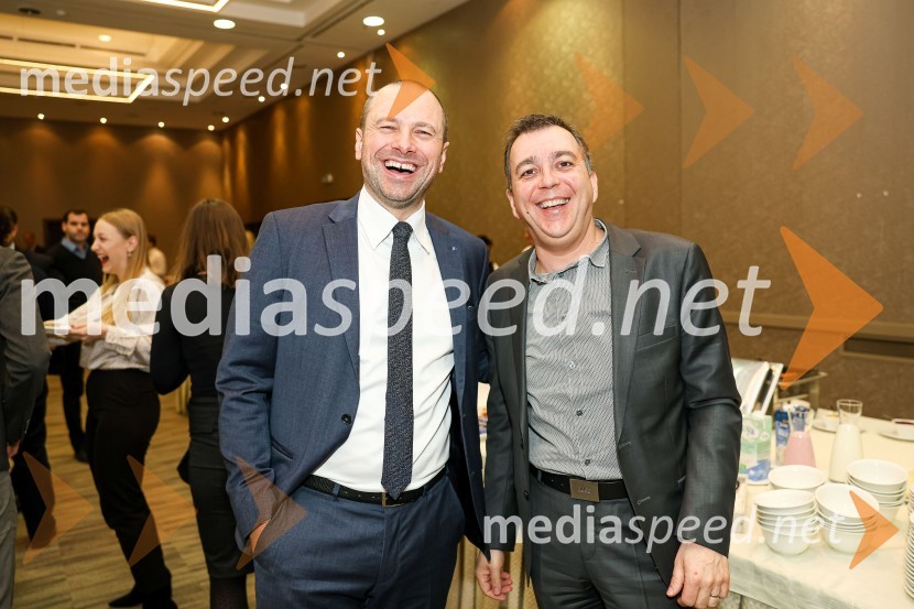  Blaž Brodnjak, predsednik uprave NLB, Manager leta 2022;  Robert Ljoljo, predsednik Sandoza Slovenija in predsednik uprave Lek d.d.AmCham poslovni zajtrk “Kaj leto 2023 prinaša slovenskemu gospodarstvu?”