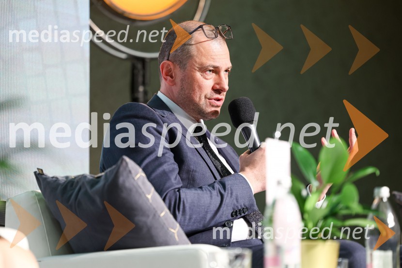  Blaž Brodnjak, predsednik uprave NLB, Manager leta 2022AmCham poslovni zajtrk “Kaj leto 2023 prinaša slovenskemu gospodarstvu?”