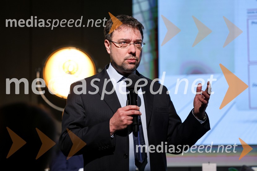 dr. Peter Wostner, sekretar, Urad RS za makroekonomske analize in razvoj ter urednik, UMARAmCham poslovni zajtrk “Kaj leto 2023 prinaša slovenskemu gospodarstvu?”