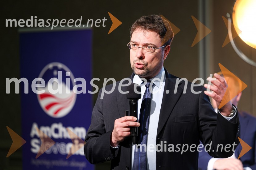 dr. Peter Wostner, sekretar, Urad RS za makroekonomske analize in razvoj ter urednik, UMARAmCham poslovni zajtrk “Kaj leto 2023 prinaša slovenskemu gospodarstvu?”