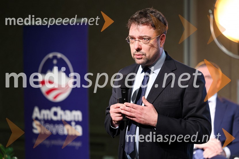 dr. Peter Wostner, sekretar, Urad RS za makroekonomske analize in razvoj ter urednik, UMARAmCham poslovni zajtrk “Kaj leto 2023 prinaša slovenskemu gospodarstvu?”