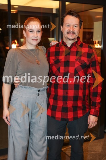  Maja Monrue, intuitivna pisateljica;  Andrej  Težak-Tešky, stand-up komik, manager, producent, tekač na dolge proge in dobrodelnežNikoli ni prepozno, monokomedija z Mojco Fatur