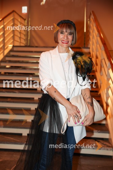  Ana Raščan, voditeljica in novinarkaNikoli ni prepozno, monokomedija z Mojco Fatur