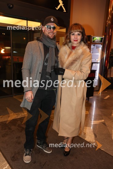  Tomi Meglič, glasbenik, pevec skupine Siddharta;  Cassie Kagen, frizerkaNikoli ni prepozno, monokomedija z Mojco Fatur