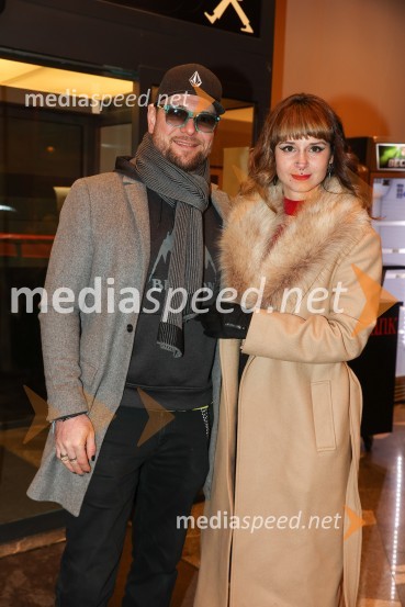  Tomi Meglič, glasbenik, pevec skupine Siddharta;  Cassie Kagen, frizerkaNikoli ni prepozno, monokomedija z Mojco Fatur