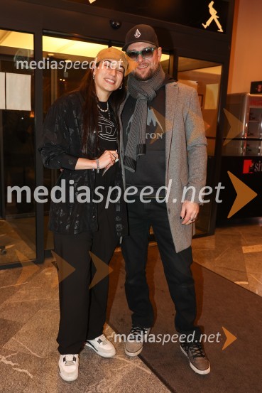  Mia Puhar Rodin - Masayah, pevka;  Tomi Meglič, glasbenik, pevec skupine SiddhartaNikoli ni prepozno, monokomedija z Mojco Fatur