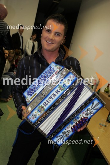 Fraj Toni, skupina Atomik HarmonikRazglasitev Slovenca leta 2005 Nedeljskega dnevnika