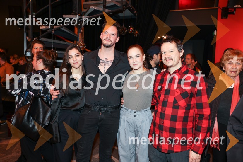  ... ;  Kristijan Crnica, pevec;  Maja Monrue, intuitivna pisateljica;  Andrej  Težak-Tešky, stand-up komik, manager, producent, tekač na dolge proge in dobrodelnežNikoli ni prepozno, monokomedija z Mojco Fatur