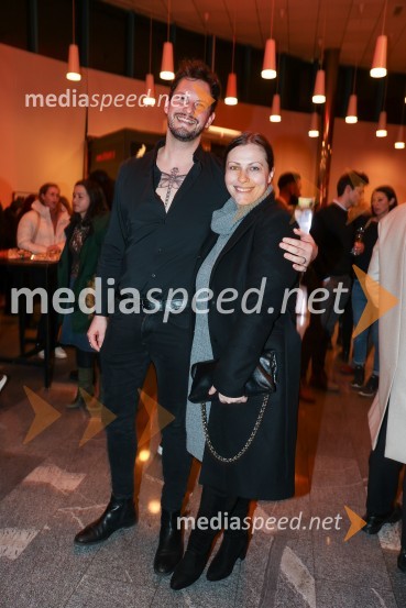  Kristijan Crnica, pevec;  Nuška Drašček, pevkaNikoli ni prepozno, monokomedija z Mojco Fatur