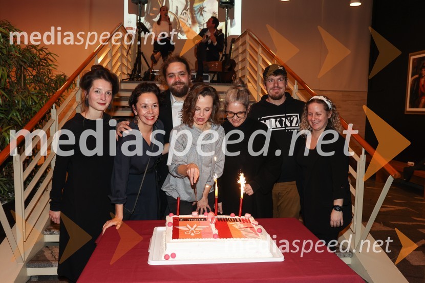  Sara Slivnik, scenografinja;  Ana Kajzer, poslovno vodenje in izvršna produkcija, SiTi Teater BTC;  Luka Marcen, režiser;  Mojca Fatur, igralka;  Jera Ivanc, prevajalka;  Matjaž Bajc, oblikovalec svetlobe;  Nena Hribar, kostumografinjaNikoli ni prepozno, monokomedija z Mojco Fatur