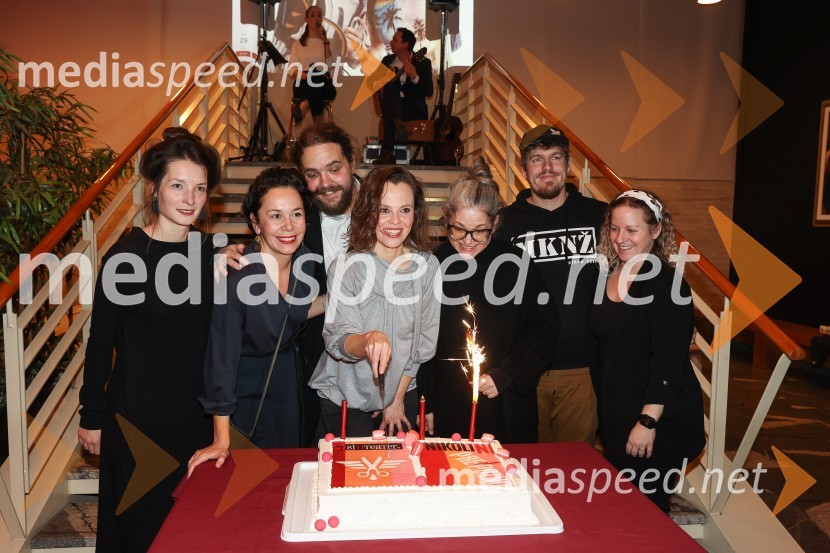  Sara Slivnik, scenografinja;  Ana Kajzer, poslovno vodenje in izvršna produkcija, SiTi Teater BTC;  Luka Marcen, režiser;  Mojca Fatur, igralka;  Jera Ivanc, prevajalka;  Matjaž Bajc, oblikovalec svetlobe;  Nena Hribar, kostumografinjaNikoli ni prepozno, monokomedija z Mojco Fatur