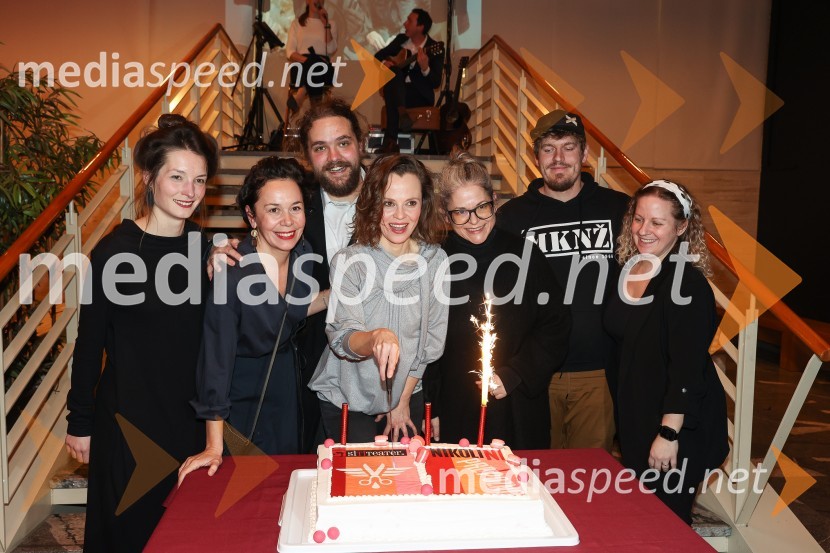  Sara Slivnik, scenografinja;  Ana Kajzer, poslovno vodenje in izvršna produkcija, SiTi Teater BTC;  Luka Marcen, režiser;  Mojca Fatur, igralka;  Jera Ivanc, prevajalka;  Matjaž Bajc, oblikovalec svetlobe;  Nena Hribar, kostumografinjaNikoli ni prepozno, monokomedija z Mojco Fatur