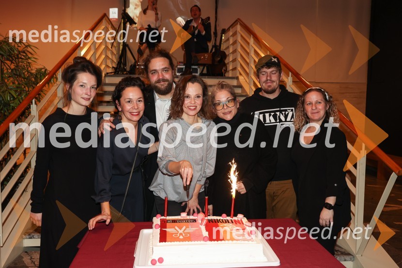  Sara Slivnik, scenografinja;  Ana Kajzer, poslovno vodenje in izvršna produkcija, SiTi Teater BTC;  Luka Marcen, režiser;  Mojca Fatur, igralka;  Jera Ivanc, prevajalka;  Matjaž Bajc, oblikovalec svetlobe;  Nena Hribar, kostumografinjaNikoli ni prepozno, monokomedija z Mojco Fatur