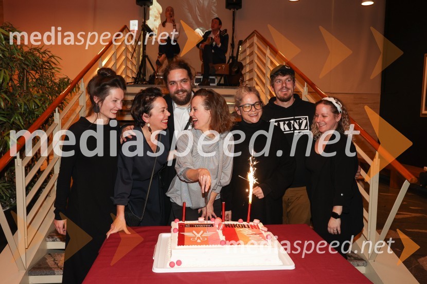  Sara Slivnik, scenografinja;  Ana Kajzer, poslovno vodenje in izvršna produkcija, SiTi Teater BTC;  Luka Marcen, režiser;  Mojca Fatur, igralka;  Jera Ivanc, prevajalka;  Matjaž Bajc, oblikovalec svetlobe;  Nena Hribar, kostumografinjaNikoli ni prepozno, monokomedija z Mojco Fatur