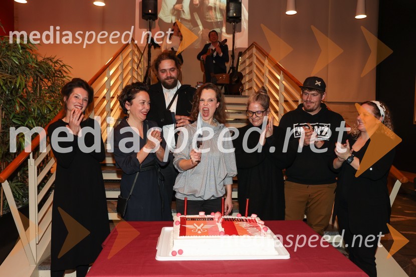  Sara Slivnik, scenografinja;  Ana Kajzer, poslovno vodenje in izvršna produkcija, SiTi Teater BTC;  Luka Marcen, režiser;  Mojca Fatur, igralka;  Jera Ivanc, prevajalka;  Matjaž Bajc, oblikovalec svetlobe;  Nena Hribar, kostumografinjaNikoli ni prepozno, monokomedija z Mojco Fatur