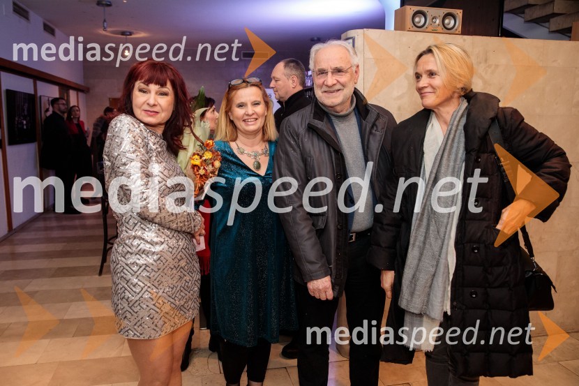  Violeta Tomić, igralka, bivša poslanka DZ;  ... ;  Ivo Vajgl, nekdanji minister za zunanje zadeve ;  Mojca  Zlobko Vajgl, harfistkaObračun, avtorska predstava Violete Tomič, premiera