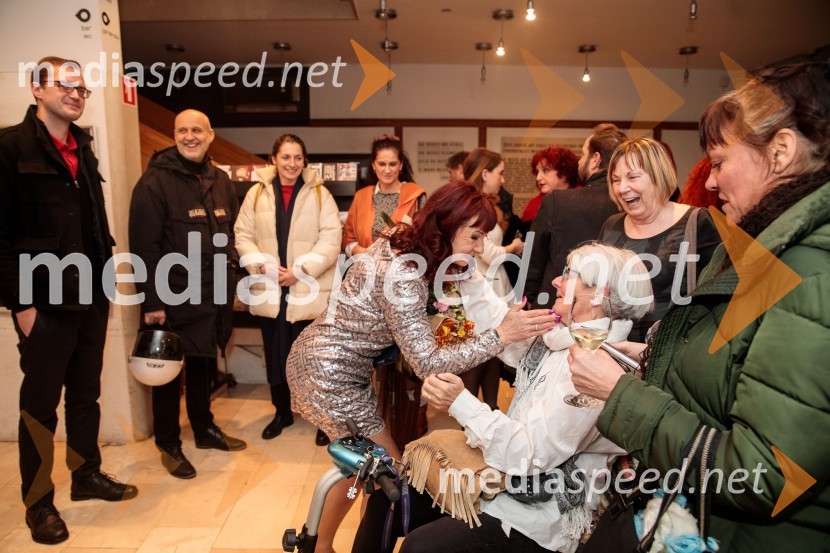  Violeta Tomić, igralka, bivša poslanka DZ;  ... Obračun, avtorska predstava Violete Tomič, premiera