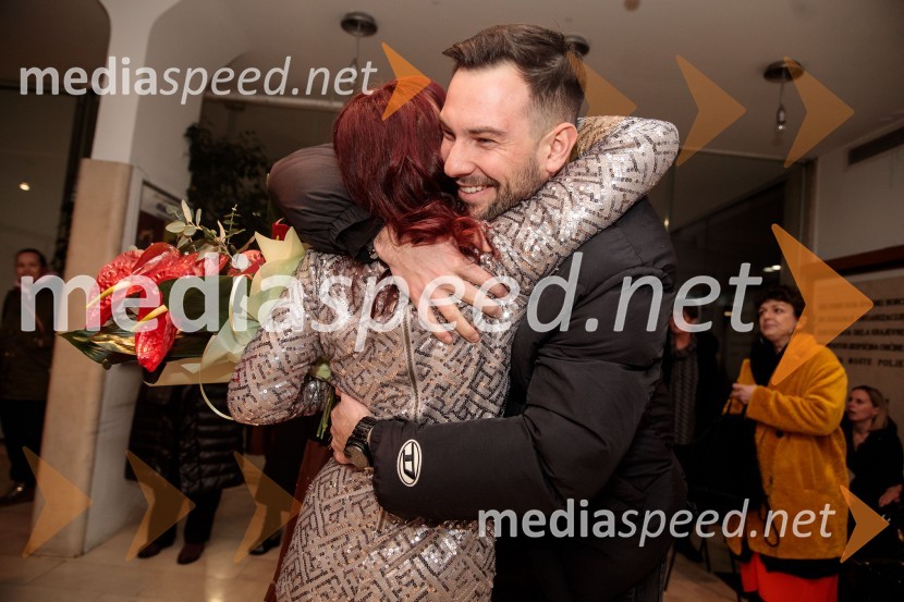  Violeta Tomić, igralka, bivša poslanka DZ;  ... Obračun, avtorska predstava Violete Tomič, premiera