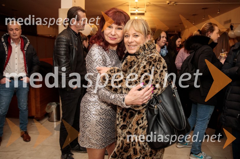  Violeta Tomić, igralka, bivša poslanka DZ;  Barbra Jermann, urednica Suzy/DeloObračun, avtorska predstava Violete Tomič, premiera