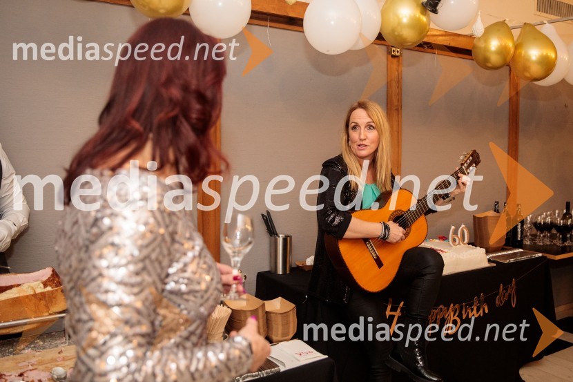  Violeta Tomić, igralka, bivša poslanka DZ;  Eva  Hren, pevkaObračun, avtorska predstava Violete Tomič, premiera