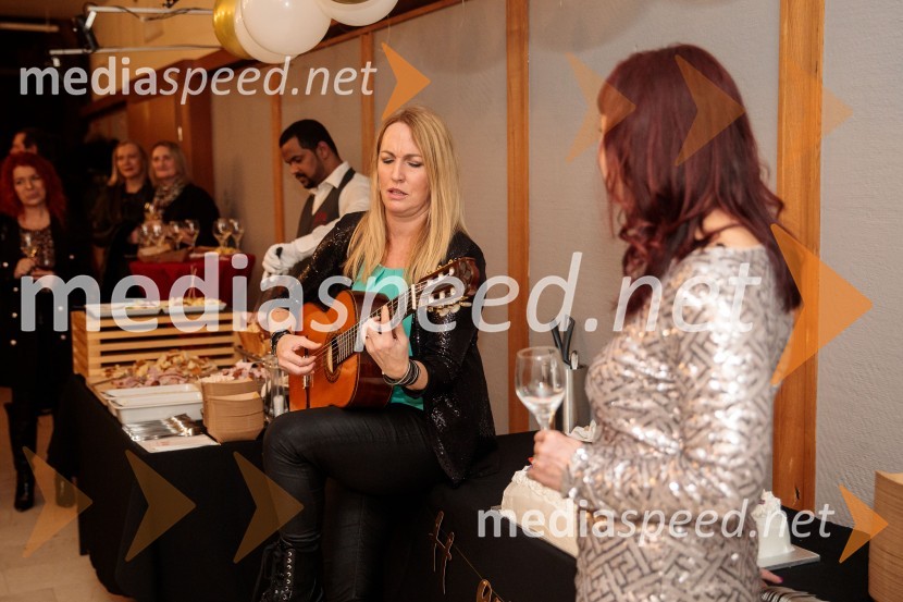  Eva  Hren, pevka;  Violeta Tomić, igralka, bivša poslanka DZObračun, avtorska predstava Violete Tomič, premiera