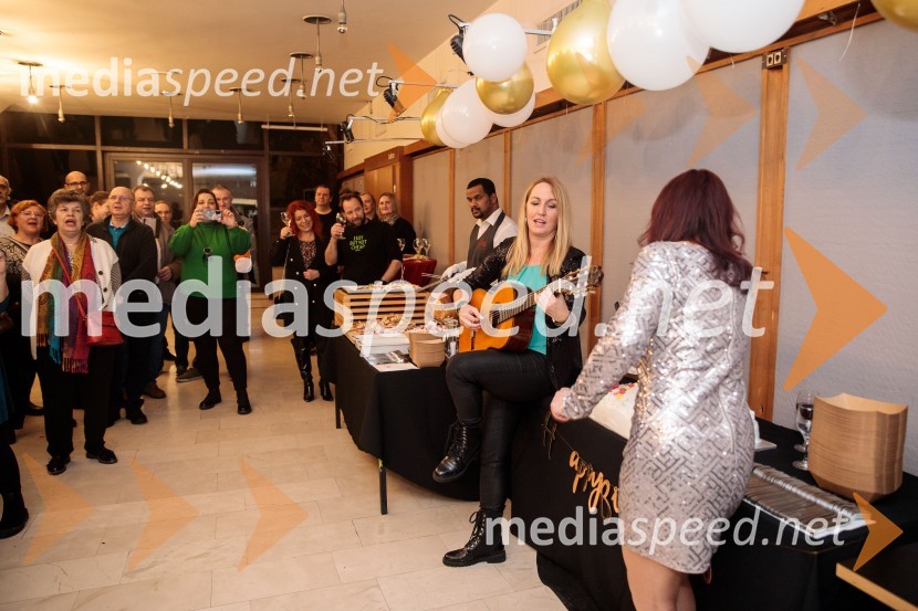  Eva  Hren, pevka;  Violeta Tomić, igralka, bivša poslanka DZObračun, avtorska predstava Violete Tomič, premiera