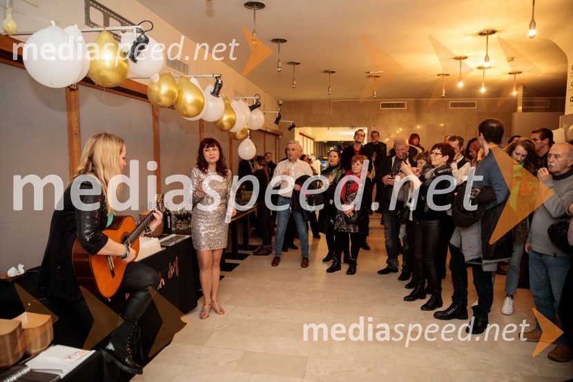  Eva  Hren, pevka;  Violeta Tomić, igralka, bivša poslanka DZObračun, avtorska predstava Violete Tomič, premiera