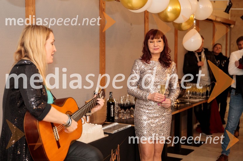  Eva  Hren, pevka;  Violeta Tomić, igralka, bivša poslanka DZObračun, avtorska predstava Violete Tomič, premiera